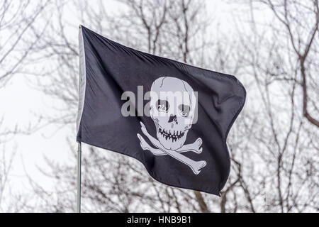 Bianco e nero pirate bandiera sventola nel cielo Foto Stock