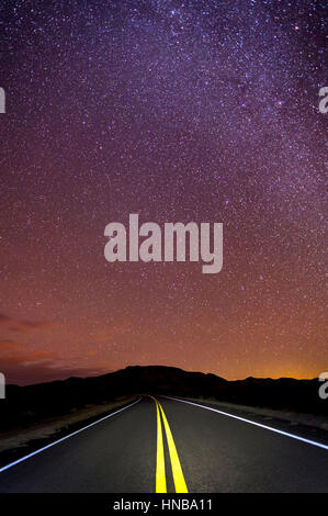 Deserto autostrada di notte con le stelle Foto Stock