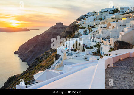 Oia i ponti di lusso e di patii al tramonto Foto Stock