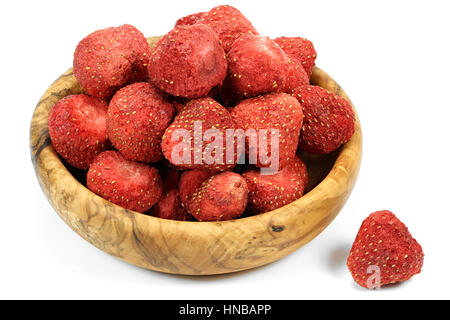 Liofilizzato di fragole in una ciotola di legno isolato su sfondo bianco Foto Stock