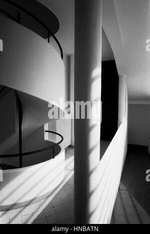 AJAXNETPHOTO.1998.POISSY-sur-Seine, Francia. - UNESCO World Heritage Site - Dettaglio della facciata sud della villa modernista SAVOYE progettato da Le Corbusier e Pierre Jeanneret, costruito tra il 1928 e il 1931. Foto:JONATHAN EASTLAND/AJAX REF:98 1 77 Foto Stock