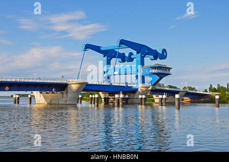 Ponte mobile sul fiume Peene in Germania Foto Stock