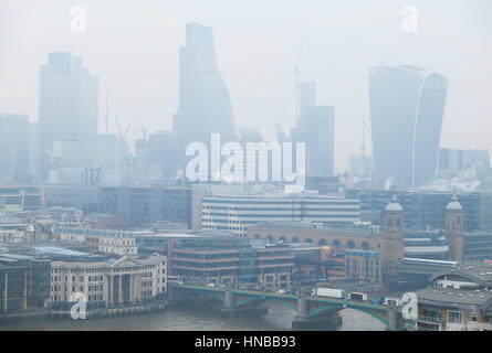 Vista del paesaggio urbano e inquinamento atmosferico sopra la città di Londra il distretto finanziario di grattacieli edifici su 24 Gennaio 2017 a Londra REGNO UNITO KATHY DEWITT Foto Stock