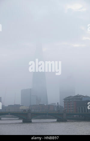 Livelli tossici di inquinamento atmosferico su Shard building e il fiume Tamigi il 24 gennaio 2017 South London UK KATHY DEWITT Foto Stock