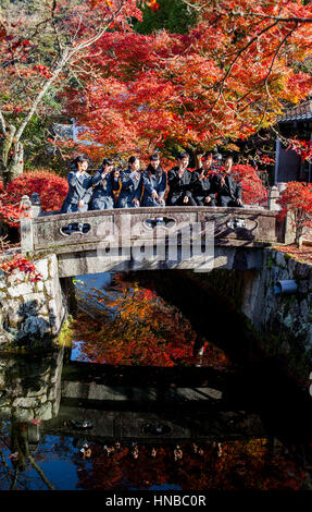 Gli studenti di Kiyomizu-dera tempio, Kyoto. Kansai, Giappone. Foto Stock