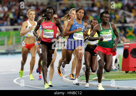 Rio de Janeiro, Brasile. Il 18 agosto 2016. Atletica leggera,Francine Niyonsaba (BDI) e Ajee Wilson (USA) in competizione nella donna 800m semi-finale al 20 Foto Stock