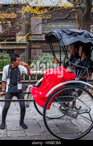 In rickshaw, Shirakawa-minami-dori, quartiere di Gion, Kyoto. Kansai, Giappone. Foto Stock