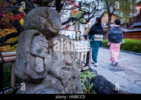 La scultura, Shirakawa-minami-dori, quartiere di Gion, Kyoto. Kansai, Giappone. Foto Stock