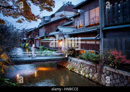 Shirakawa-minami-dori, quartiere di Gion, Kyoto. Kansai, Giappone. Foto Stock