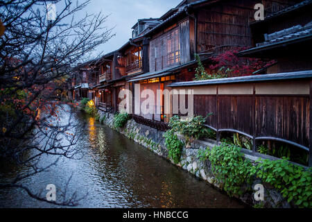 Shirakawa-minami-dori, quartiere di Gion, Kyoto. Kansai, Giappone. Foto Stock
