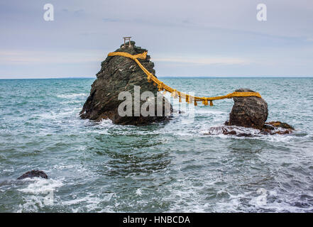 Meoto-Iwa, sposata rocce, al largo della costa della spiaggia di Futamigaura, Futami città nella Prefettura di Mie, Giappone. Foto Stock