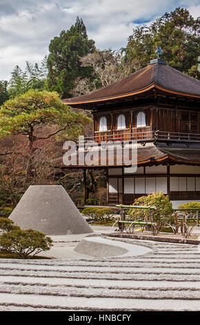 Padiglione di Argento e il giardino Zen che simboleggia il Monte Fuji e il mare nel Ginkaku ji, Kyoto, Kansai, Giappone Foto Stock