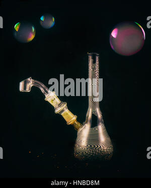 Pipa di vetro o bong per marijuana fumare su uno sfondo di tessuto blu Foto  stock - Alamy