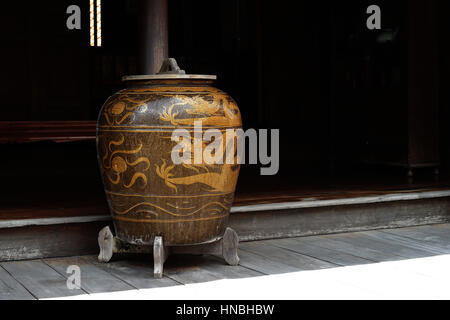 Vetri antichi acqua Vaso con pattern di drago Foto Stock