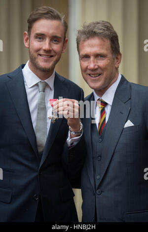 Inghilterra cricketer Stuart ampia con suo padre Chris dopo essere stato un membro dell'ordine dell'Impero Britannico (MBE) dal Principe di Galles in una cerimonia di investitura a Buckingham Palace a Londra. Foto Stock