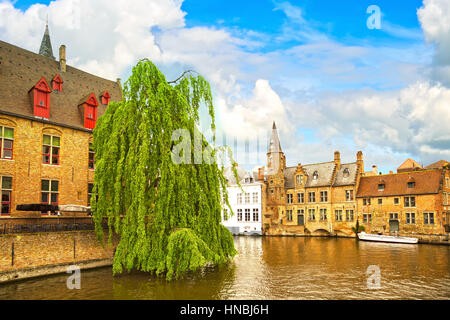 Bruges, acqua di Rozenhoedkaai vista sul canale. Sito Unesco. Belgio, Europa. Foto Stock