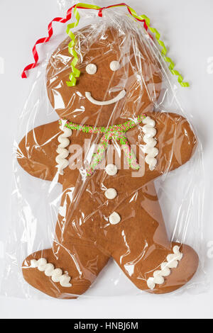 Grande omino di pan di zenzero biscotto avvolte nel cellophane isolati su sfondo bianco Foto Stock