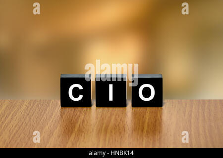 CIO o Chief Investment Officer sul blocco nero con sfondo sfocato Foto Stock