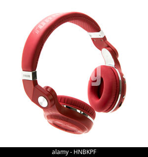 Chic ed elegante turbina Bluedio Bluetooth con archetto cuffie Rosso, vista frontale, isolato su sfondo bianco Foto Stock