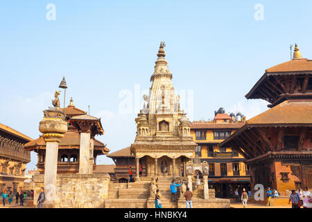 Bhaktapur, Nepal - 31 Ottobre 2013: turisti sulla parte anteriore passi di integre Vatsala Durga Temple prima 2015 Gorkha danni del terremoto. Posizione orizzontale Foto Stock