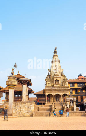 Bhaktapur, Nepal - 31 Ottobre 2013: turisti sulla parte anteriore passi di integre Vatsala Durga Temple prima 2015 Gorkha danni del terremoto. In verticale Foto Stock