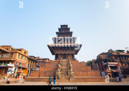 Bhaktapur, Nepal - 31 Ottobre 2013: integre Pagoda Nyatapola indipendente alto in Bhaktapur Taumadhi Piazza prima 2015 Gorkha danni del terremoto. Orizz. Foto Stock