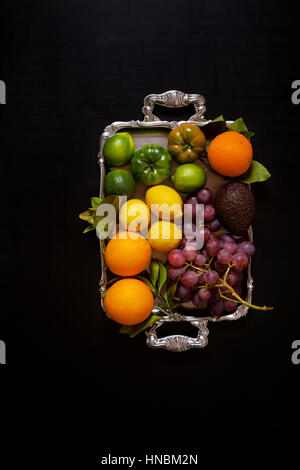 Verde e viola e freschi succhi di frutta o frullati di frutta e verdure, ortaggi in argento vassoio, vista dall'alto, il fuoco selettivo. Detox, dieta e pulito, Mangiare veg Foto Stock