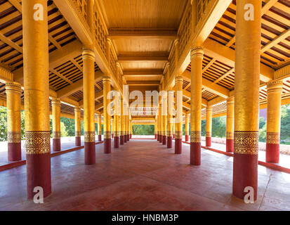 Corridoio nel Palazzo di Mandalay e ampio angolo di visualizzazione Foto Stock
