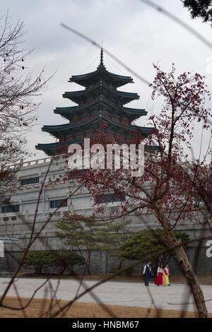 Pagoda di il Museo Folcloristico Nazionale di Corea, museo nazionale situato nei terreni del Palazzo Gyeongbokgung. Seoul, Corea del Sud, Asia Foto Stock