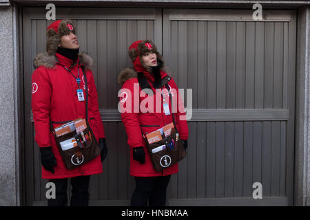 Giovane uomo e donna che forniscono assistenza e informazioni ai turisti in il villaggio di Bukchon Hanok, coreano tradizionale villaggio di Seoul, Corea del Sud, Asia Foto Stock