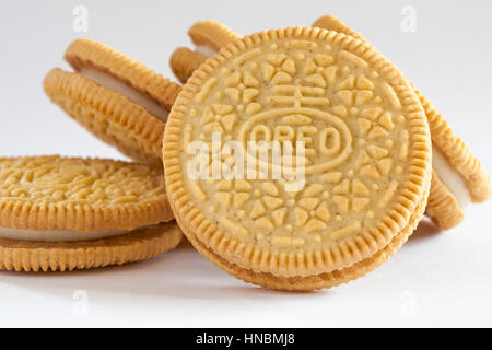 Pila di Golden Oreo biscotti, sandwich biscotti con un aroma di vaniglia il riempimento, su sfondo bianco Foto Stock