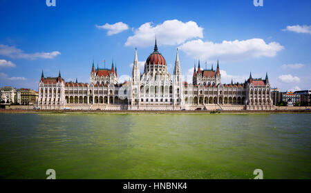 Parlamento ungherese edificio lungo il fiume Danubio, Budapest, Ungheria Foto Stock