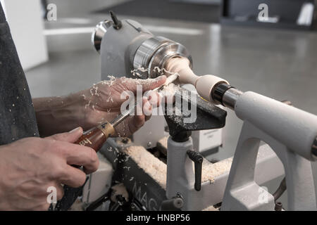 Lavorazione del legno su un tornio. Foto Stock