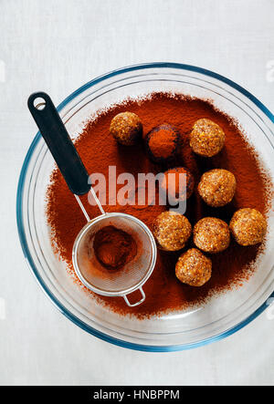 In casa materie vegane candy con dadi e frutta secca su bianco sullo sfondo di pietra Foto Stock