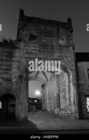 Browns Gate a notte, Cattedrale Chiesa di St Andrews in pozzetti, pozzetti Città, Englands più piccola città, Contea di Somerset, Inghilterra, Regno Unito Foto Stock