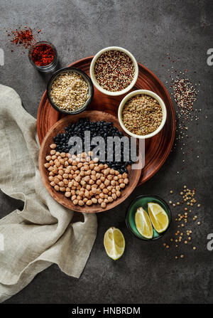 Composizione dei vari tipi di legumi su sfondo nero Foto Stock