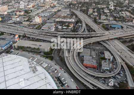 Los Angeles, California, Stati Uniti d'America - 21 Luglio 2016: dopo il tramonto antenna della Santa Monica 10 e dal porto 110 Interscambio superstrada vicino al centro cittadino di Los Angeles Foto Stock