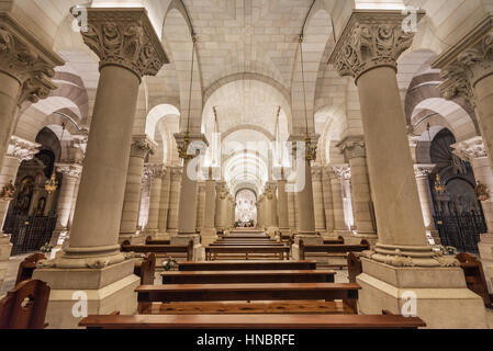 Madrid, Spagna - 13 Novembre 2016: Interno della cripta del famoso punto di riferimento turistico la cattedrale di Almudena, il 13 novembre 2016 a Madrid, Spagna. Foto Stock