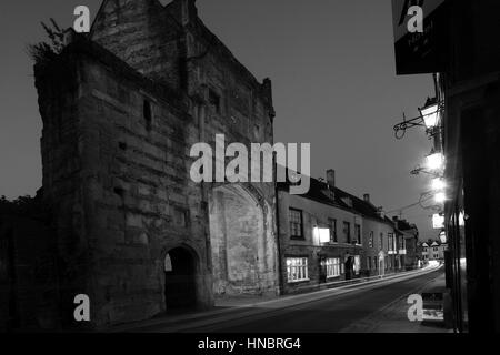 Browns Gate a notte, Cattedrale Chiesa di St Andrews in pozzetti, pozzetti Città, Englands più piccola città, Contea di Somerset, Inghilterra, Regno Unito Foto Stock