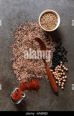 Composizione dei vari tipi di legumi su sfondo nero Foto Stock