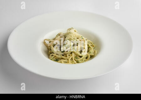 Grande piastra bianca con gli spaghetti con formaggio Foto Stock
