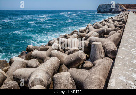 Il Portogallo, Algarve, Sagres, tetrapod massicce strutture in calcestruzzo rinforzare la struttura di frangionde moli del Porto da Baleeira Sagres Foto Stock