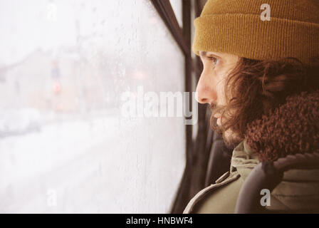 Uomo seduto sul bus guardando fuori della finestra, Bucarest, Romania Foto Stock