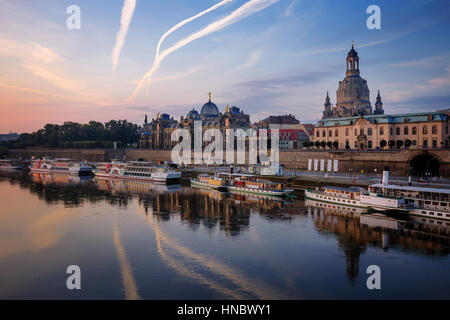 Bruhl's Terrace e il fiume Elba a sunrise, Dresda, Germania Foto Stock