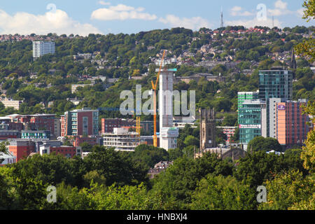 Foreste urbane punteggiano lo skyline di Sheffield South Yorkshire, Inghilterra, Regno Unito - estate 2016 Foto Stock