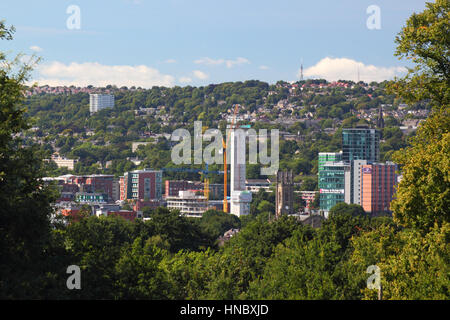 Foreste urbane punteggiano lo skyline di Sheffield South Yorkshire, Inghilterra, Regno Unito - estate 2016 Foto Stock