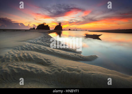 Barca ormeggiata in laguna, Kemasik Beach, Terengganu, Malaysia Foto Stock