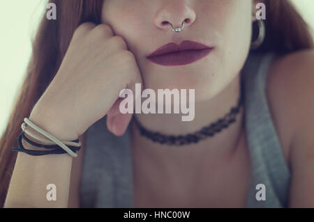 Ritratto di una ragazza adolescente con un piercing per il naso Foto Stock