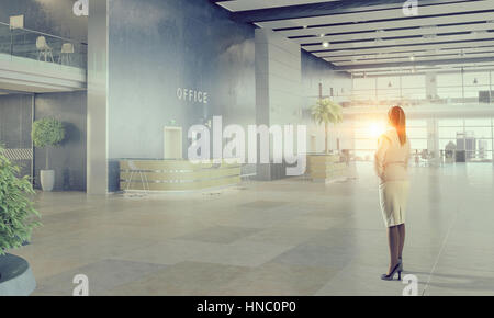 Giovane imprenditrice elegante in ufficio interno. I supporti misti Foto Stock