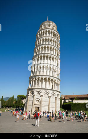Pisa, Italia - 17 Agosto, 2013: turista che visita il famoso punto di riferimento italiano Torre di Pisa il 21 agosto 2013. Foto Stock